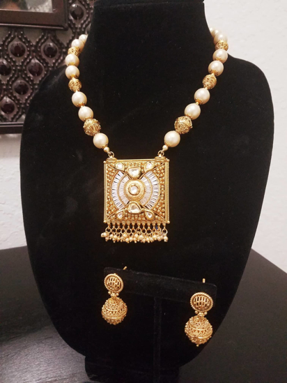 Picture of Indian Bollywood Ethnic Gold Plated Pearl Kundan Fashion Jewelry Necklace Set