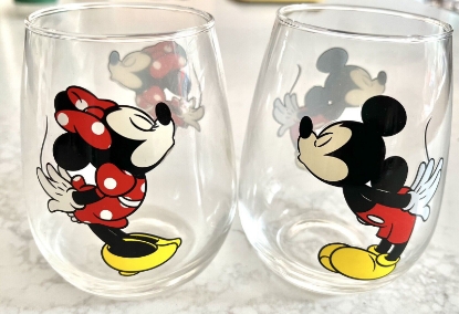 Picture of Disney Mickey and Minnie Kissing 14.5 oz Wine Glass Set